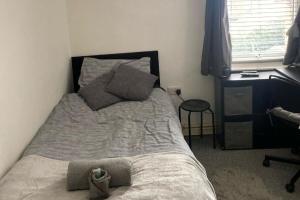 Cosy 2 Bed House - Sleeps 3 Parking & Garden