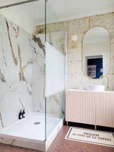 Maisons d'hotes Domaine Le Clos de la Source -Jacuzzi - Petit dejeuner buffet - Atelier d'art : Chambre Double avec Salle de Bains Privative
