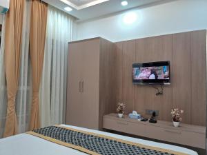 Residency with Banquet by KDS