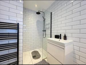 4 Guests - 2 Bedrooms - Parking - 9min City Centre