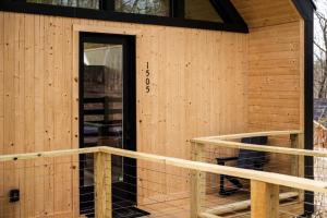 The Flame Azalea - Luxury Treehouse - Hot Tub, Wi-Fi, Soaring Views, 10 Min to PF - Perfect for Couples!