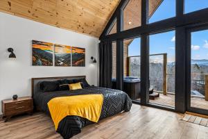 The Flame Azalea - Luxury Treehouse - Hot Tub, Wi-Fi, Soaring Views, 10 Min to PF - Perfect for Couples!