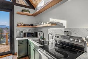 The Flame Azalea - Luxury Treehouse - Hot Tub, Wi-Fi, Soaring Views, 10 Min to PF - Perfect for Couples!