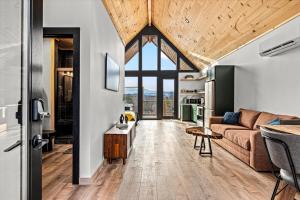 The Flame Azalea - Luxury Treehouse - Hot Tub, Wi-Fi, Soaring Views, 10 Min to PF - Perfect for Couples!