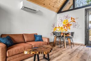 The Flame Azalea - Luxury Treehouse - Hot Tub, Wi-Fi, Soaring Views, 10 Min to PF - Perfect for Couples!