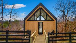 The Flame Azalea - Luxury Treehouse - Hot Tub, Wi-Fi, Soaring Views, 10 Min to PF - Perfect for Couples!