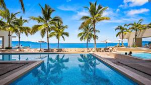 Stunning Beachfront Condo - Sea Views & Pools