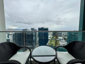 BGC One Uptown Premium 2BR Suite with Balcony near Supermarket, Malls and Restaurants