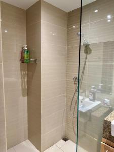 BGC One Uptown Premium 2BR Suite with Balcony near Supermarket, Malls and Restaurants