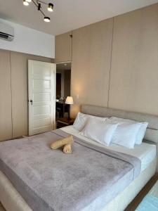 BGC One Uptown Premium 2BR Suite with Balcony near Supermarket, Malls and Restaurants