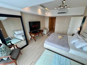 BGC One Uptown Premium 2BR Suite with Balcony near Supermarket, Malls and Restaurants