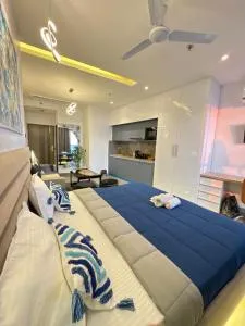 Oasis 39th floor by Royal Retreat Suites - Badarpur