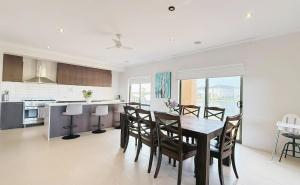 StayAU 5BR Idyllic Lakefront Escape Point Cook