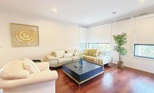 StayAU 5BR Idyllic Lakefront Escape Point Cook