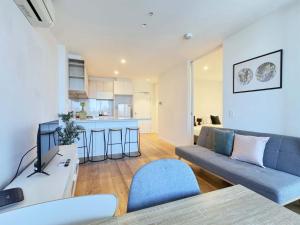 Cozy 2BR Apt Steps from Southern Cross City Views