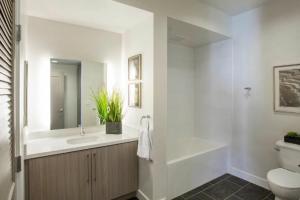 A-Class Highland 2 Bed Apt in Hollywood CA with FREE PARKING