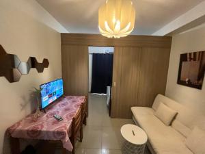 Shore 2 Beds with Balcony&fast Wifi Netflix 4 Pax MOA complex 834
