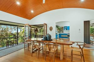 Reinwood Retreat - A home Nestled in the Treetops of a Rainforest