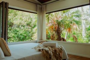 Reinwood Retreat - A home Nestled in the Treetops of a Rainforest