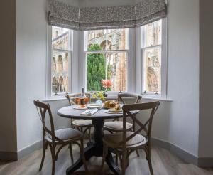 Abbey House Charming traditional historic house