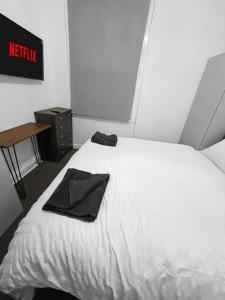 Bright 4-BR home in a great location with parking & Wi-Fi and games just 8-minutes to the city centre close to MKM Stadium and Royal Infirmary