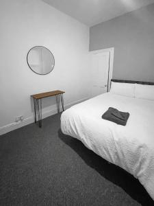 Modern 4 Bedrooms With Free Parking, Games & Fast WiFi - Near MKM Stadium, Royal Infirmary Hospital - Contractors, Families & NHS Workers By Hush Haven Homes Short Lets & Serviced Accommodation