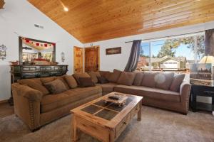 Lakeside Cottage, Charming 3-BDRM Retreat W Hottub