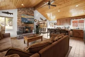 Lakeside Cottage, Charming 3-BDRM Retreat W Hottub - بيغ بير لاكي