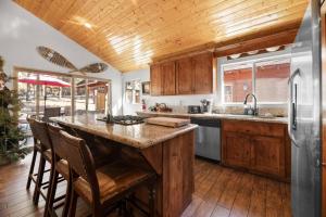 Lakeside Cottage, Charming 3-BDRM Retreat W Hottub