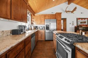 Lakeside Cottage, Charming 3-BDRM Retreat W Hottub