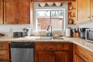 Lakeside Cottage, Charming 3-BDRM Retreat W Hottub