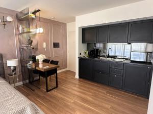 Modern studio in the hearth of Cannes just a few steps from the Croisette beach front and shops - 2242