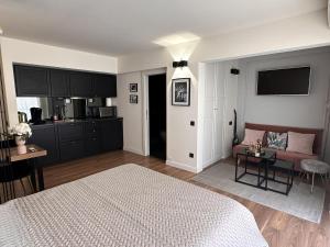 Modern studio in the hearth of Cannes just a few steps from the Croisette beach front and shops - 2242