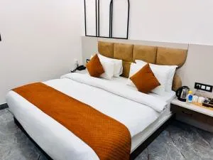 Hotel The Golden Way - Hāthras