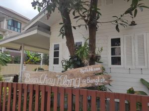Baan Chay Klong, Canal side Classic Home 2BRs