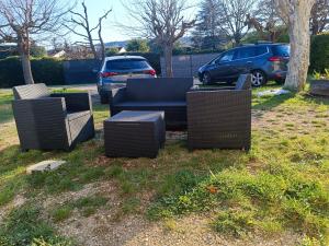 Appartements Studio familial avec terrasse et parking a proximite de la gare TGV Aix-en Provence : photos des chambres