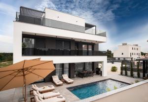Luxury Villa Vesper- Private Heated Pool, Hot Tub, Rooftop terrace
