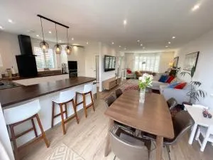 Luxurious Large open plan family home - walk to Addenbrookes - Cambridge Homehost - Cherry Hinton