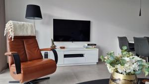 Modern luxury 1-bedroom apartment close to the beach and the sea T21