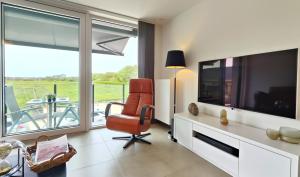 Modern luxury 1-bedroom apartment close to the beach and the sea T21