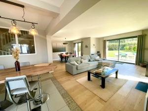 Villa Spacieuse & Moderne, Proche des Plages