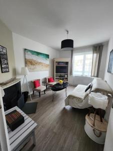 Appartement Quai Ouest, vue entrée port, Stationnement gratuit, Lits faits pour votre arrivée, serviettes de toilettes fournies