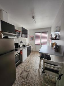 Appartement Quai Ouest, vue entrée port, Stationnement gratuit, Lits faits pour votre arrivée, serviettes de toilettes fournies