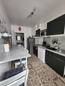Appartement Quai Ouest, vue entrée port, Stationnement gratuit, Lits faits pour votre arrivée, serviettes de toilettes fournies