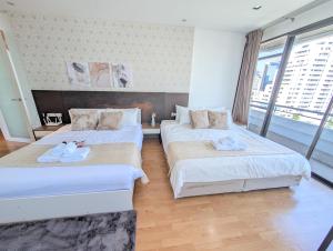 Executive 2 Bed Nana BTS 100m Bangkok Skyline