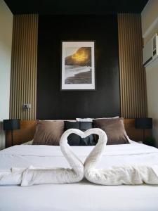 Modern Oakfield Room 1BR with balcony in Royal Oceancrest Mactan near Mactan Airport