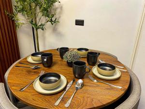 Modern Oakfield Room 1BR with balcony in Royal Oceancrest Mactan near Mactan Airport
