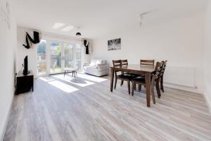 Entire 4 Bedroom Property In Reading