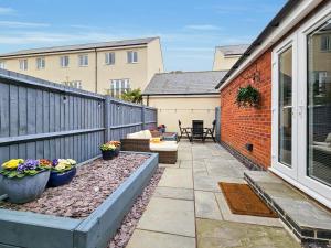 Blue Garden Retreat by Fortuna Property