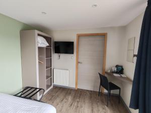 Hotels Auberge du chateau de Joux : Chambre Double - Accessible aux Personnes à Mobilité Réduite 